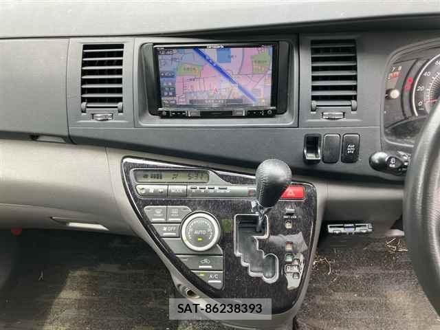 Toyota ISIS 2005 8707674-6