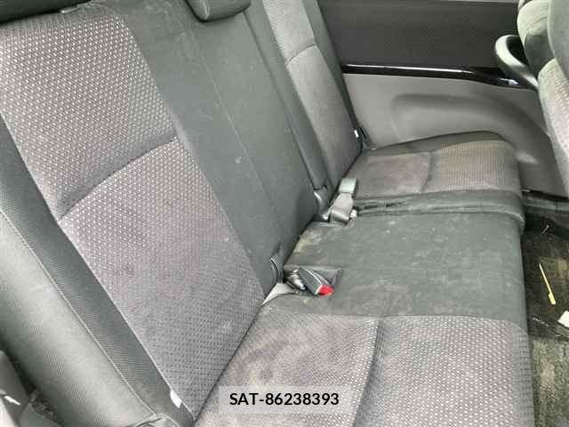 Toyota ISIS 2005 8707674-8