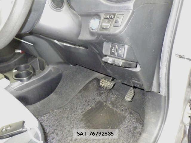 Toyota AQUA 2013 8862383-6