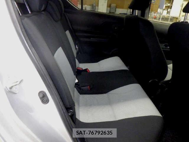 Toyota AQUA 2013 8862383-8
