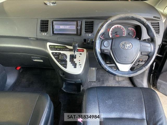 Toyota ISIS 2013 8707651-3