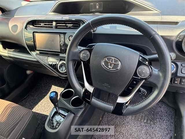 Toyota AQUA 2017 8862386-3
