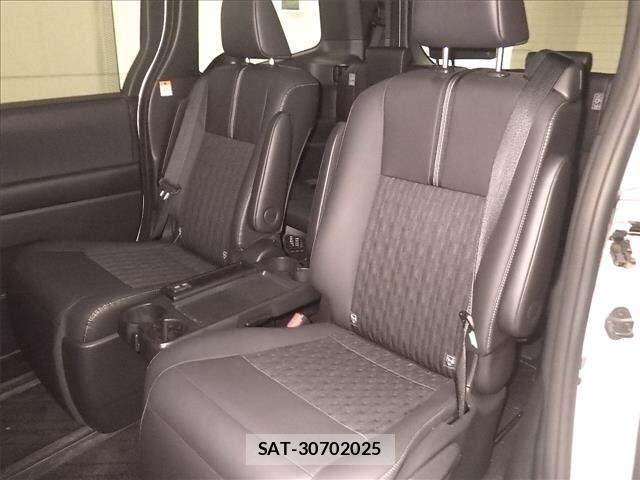Toyota NOAH 2023 8722677-7