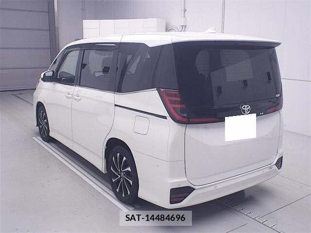Toyota NOAH 2022 8722678-1