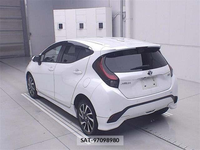 Toyota AQUA 2023 8949733-1