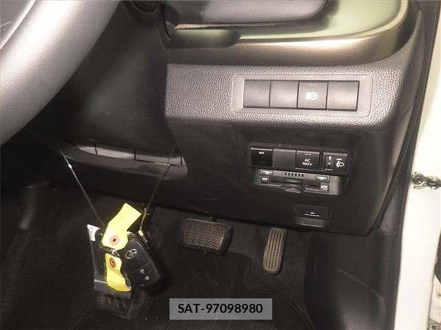 Toyota AQUA 2023 8949733-8