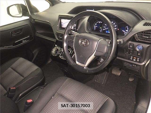 Toyota NOAH 2018 8722680-3