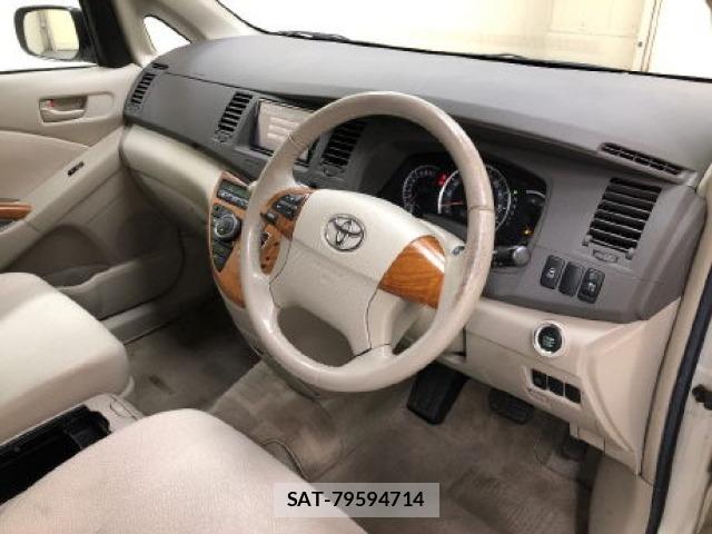 Toyota ISIS 2010 8947945-5