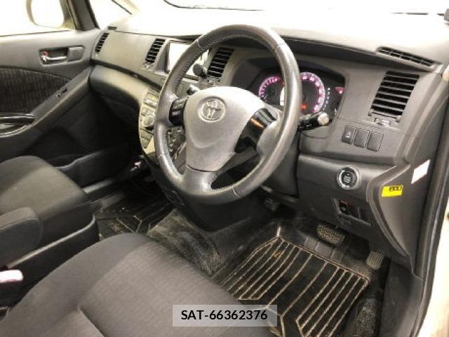 Toyota ISIS 2012 8685387-5