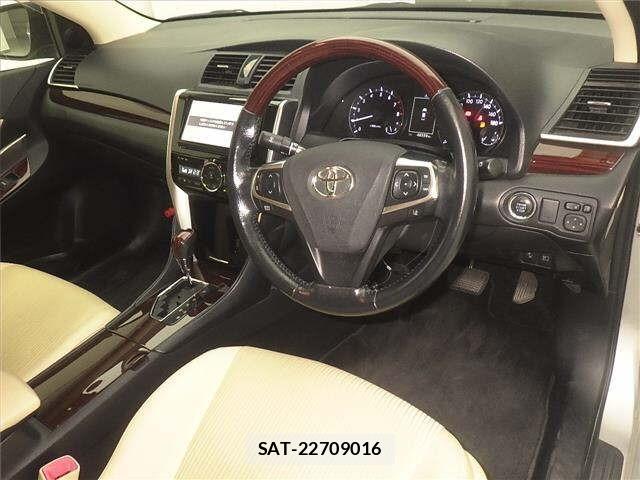Toyota PREMIO 2019 8722440-3