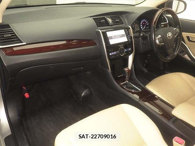 Toyota PREMIO 2019 8722440-4