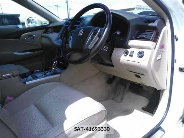 Toyota CROWN 2012 8680471-3