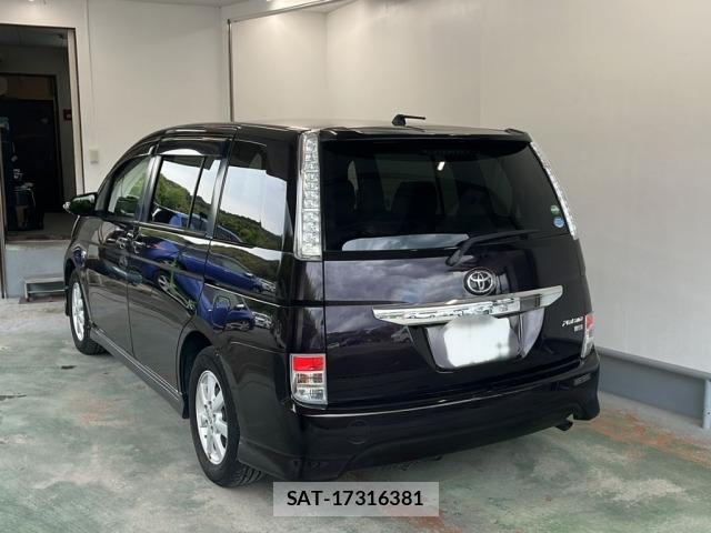 Toyota ISIS 2013 8777938-1