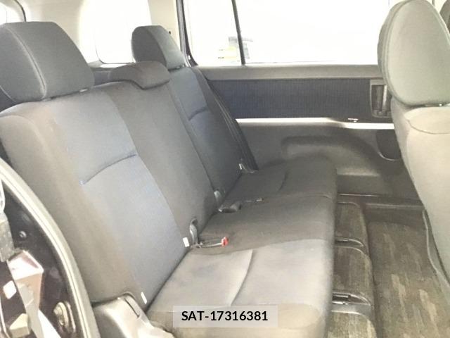 Toyota ISIS 2013 8777938-6