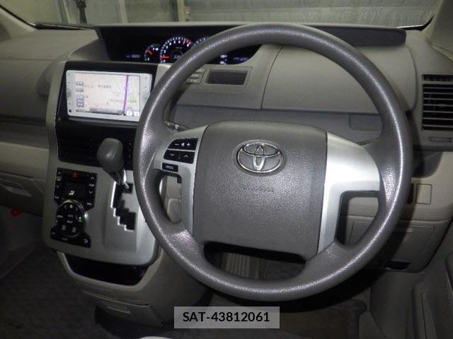 Toyota NOAH 2013 8683137-3
