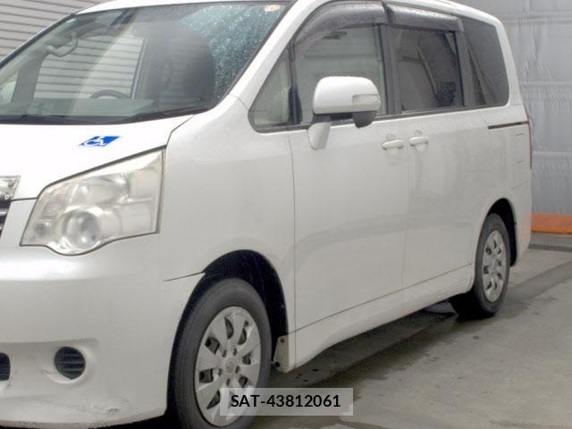 Toyota NOAH 2013 8683137-4