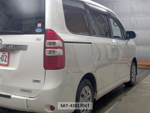Toyota NOAH 2013 8683137-5