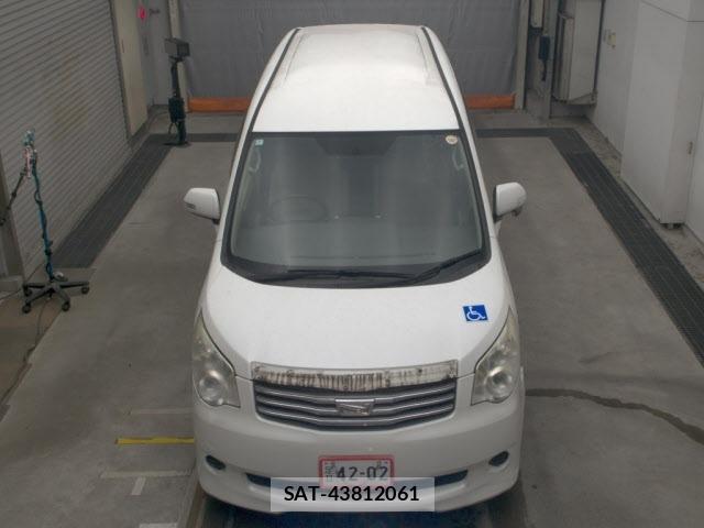 Toyota NOAH 2013 8683137-6