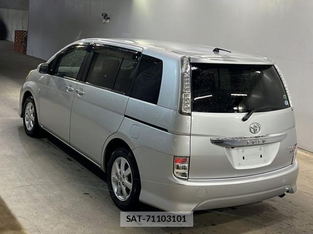 Toyota ISIS 2013 8707665-1