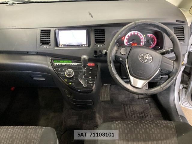 Toyota ISIS 2013 8707665-3