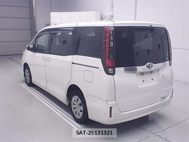 Toyota NOAH 2015 8722682-1