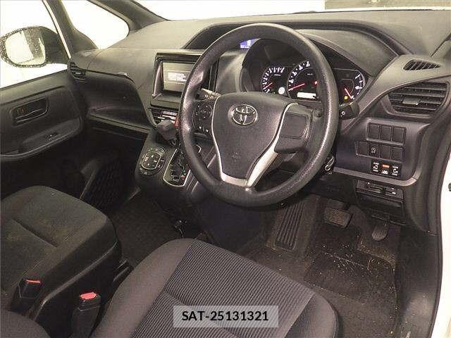 Toyota NOAH 2015 8722682-3