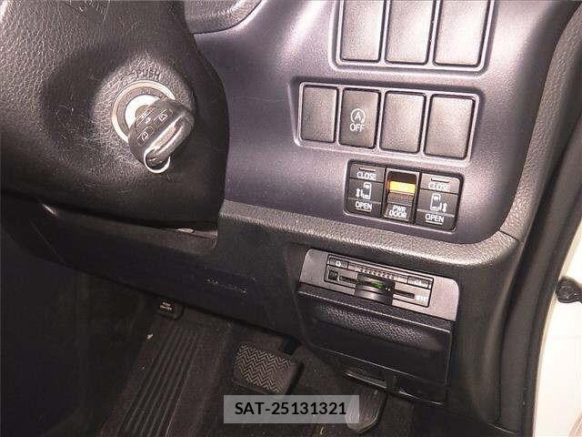 Toyota NOAH 2015 8722682-8