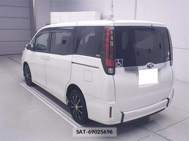 Toyota NOAH 2016 8722685-1