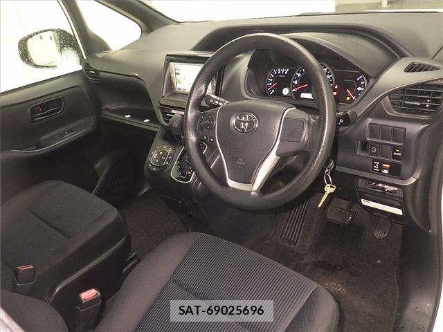 Toyota NOAH 2016 8722685-3