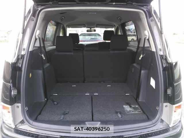 Toyota ISIS 2016 8685309-10