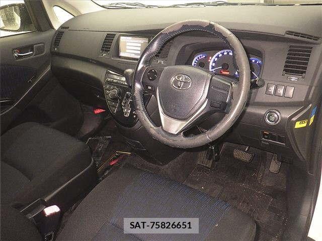 Toyota ISIS 2013 8825619-3
