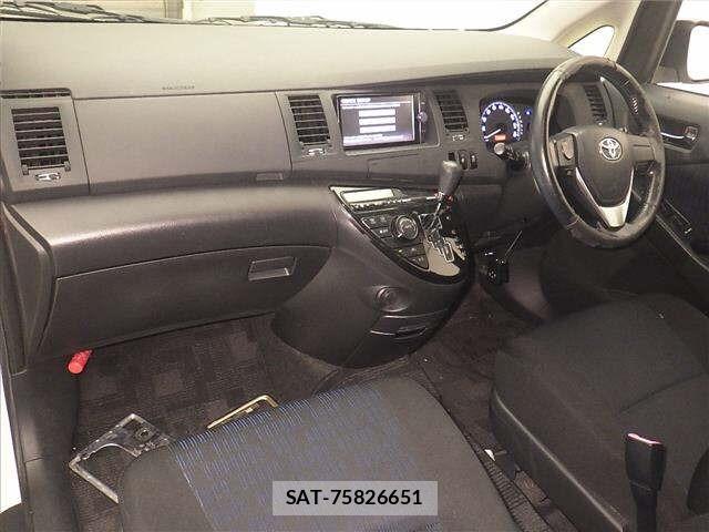 Toyota ISIS 2013 8825619-4