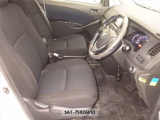 Toyota ISIS 2013 8825619-5