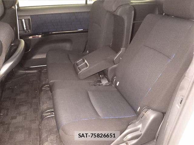 Toyota ISIS 2013 8825619-7