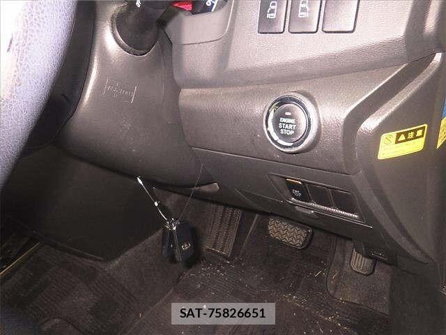 Toyota ISIS 2013 8825619-8