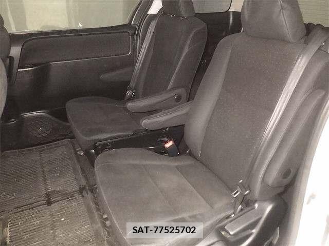Toyota NOAH 2015 8722686-7