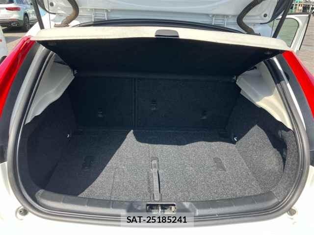 Volvo V40 2013 8939650-10